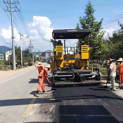 93kw 6mの土木工学機械はペーバーGYA6000Lをアスファルトで舗装する