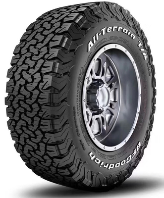 道のタイヤを離れたGOODRICHのアフター・マーケットの自動車部品265/65R17