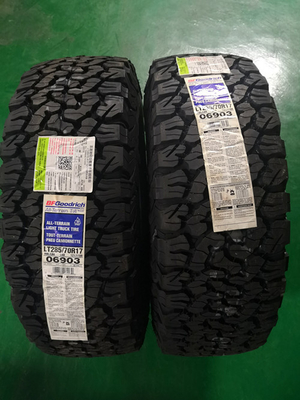 道のタイヤを離れたGOODRICHのアフター・マーケットの自動車部品265/65R17