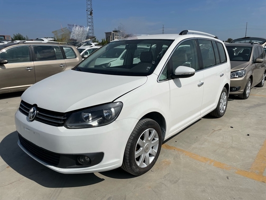改装されたフォルクスワーゲンは自動車両Touran MPV 6 Seater 86000kmを使用した