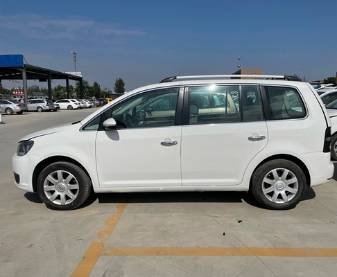 改装されたフォルクスワーゲンは自動車両Touran MPV 6 Seater 86000kmを使用した