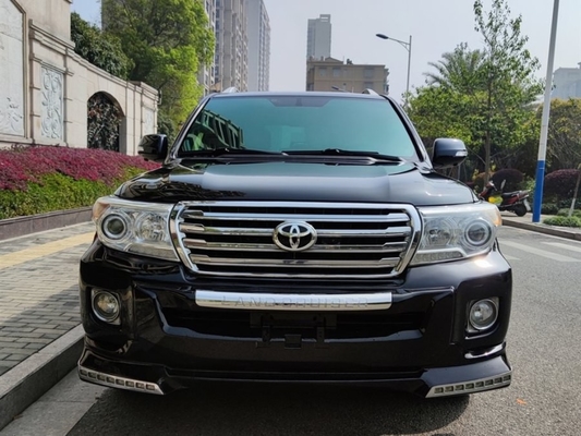 ホイールベース2850mm使用された贅沢なSUV