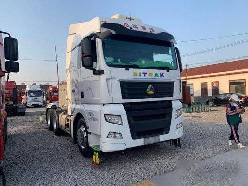 Sinotruk Sitrak C7Hは頑丈なトラック540HP 6*4の人エンジンZFの変速機を使用した